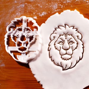 Emporte-pièce en forme de visage de lion - Parfait pour les pâtisseries sur le thème des safaris et de la faune, conçu et fabriqué par Bakerlogy, imprimé en 3D