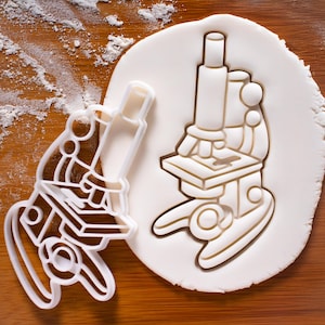 Tagliabiscotti a forma di microscopio: attrezzatura da laboratorio, tema scientifico