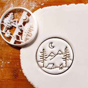 Emporte-pièce en forme de scène de camping : randonneur, cadeau pour amoureux de la nature sauvage