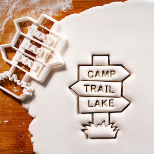 Emporte-pièce à l'emporte-pièce pour panneau de sentier de randonnée : thème du camping