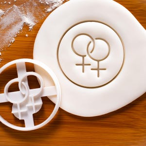 Emporte-pièce à l'emporte-pièce avec symbole lesbien : cuisiner pour la fierté LGBT