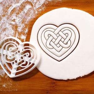 Cortador de biscoitos em formato de coração celta: símbolo de amor para casamentos, aniversários e Dia dos Namorados