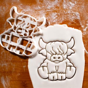 Highland Cow Cookie Cutter: Farm Animal Baking