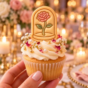 Glazen stolp met mini-koekjesvormpje en stempel in de vorm van een roos - Tijdloze liefde, bloemrijk en romantisch Valentijnsdag