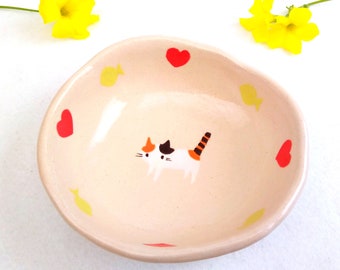 Ilustración pequeño tazón de gato calico 4.3" Gato con corazones, pescado Cerámica japonesa hecha a mano Regalo de los amantes de los gatitos