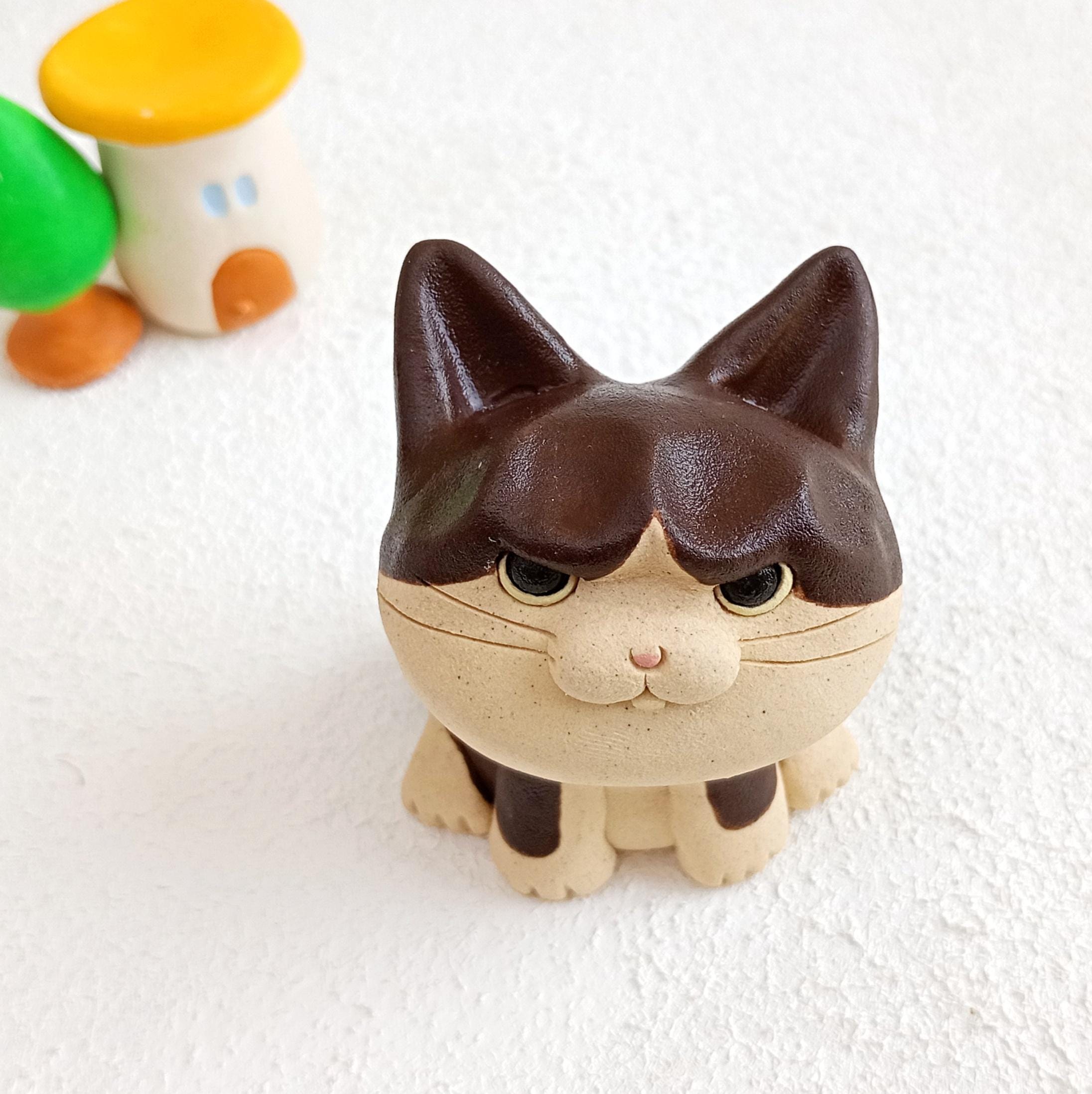 小さな二色の猫の人形 2インチ 日本製手作り陶器の置物 子猫好き