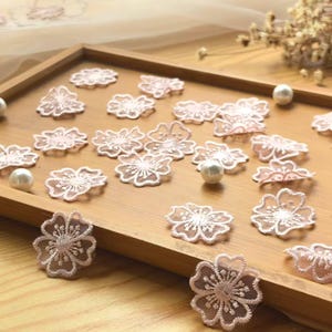Apliques de flores de organza color caqui claro/camel blanco marfil - Parches bordados para vestido de novia (50 piezas) X0389 Velo de novia de encaje para vestido de novia
