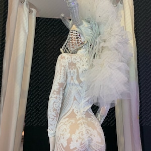 Body com lantejoulas brilhantes: fantasia de showgirl, macacão de casamento, roupa para festivais, roupa de dança
