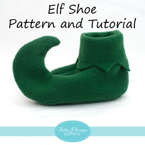 Puede incluir: Patrón y tutorial para hacer un zapato de elfo de fieltro verde. El zapato tiene una punta puntiaguda y un talón levantado. El patrón está disponible para descargar.