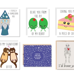 Puede incluir: Un conjunto de seis tarjetas de felicitación ilustradas con diseños humorísticos y juegos de palabras. Las tarjetas presentan un mago, aceitunas, una porción de pastel, nutrias, un cielo estrellado y un esqueleto. Los textos incluyen frases como "Te amo más que todas las estrellas".