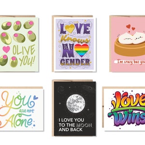 Puede incluir: Conjunto de seis tarjetas de felicitación con varios diseños y mensajes. Las tarjetas presentan ilustraciones coloridas y texto, incluyendo "El amor no conoce género", "Olive You", "Estoy loco por ti", "No estás solo", "Te amo hasta la luna y de regreso", y "El amor gana".