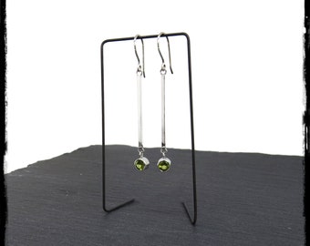 Boucles d'oreilles longues et fines contemporaines en argent massif et peridot - Boucles longue barre