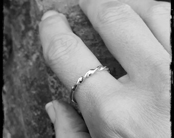 Fine ring with twisted effect in solid silver 925/1000