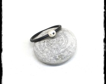 Ring in oxidized silver and pearly white cultured pearl - design and contemporary