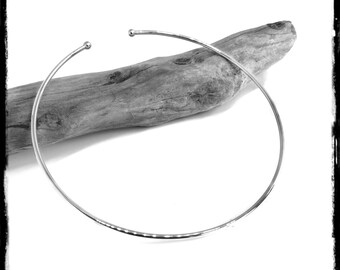 Rigid round section choker (3mm in diameter) in 925/1000 solid silver - Torque necklace with solid silver ball finish