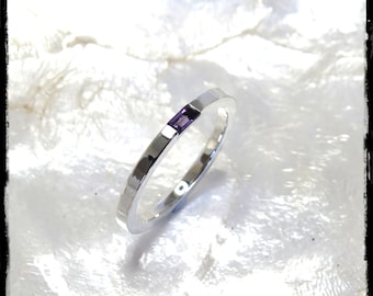 Minimalist and contemporary design ring in solid silver with baguette-cut amethyst