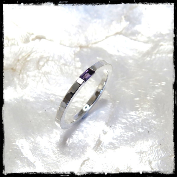 Bague design épuré et contemporain en argent massif avec améthyste taille baguette