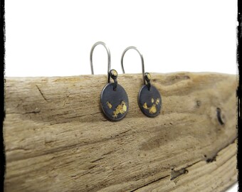 Original and contemporary earrings in 925/1000 solid silver with black gray patina and keum bo gold leaf pattern.