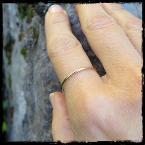 Anneau simple et minimaliste en Or 18k -Bague de fiançailles contemporaine- Bijoux de créateur- Bague simple en or