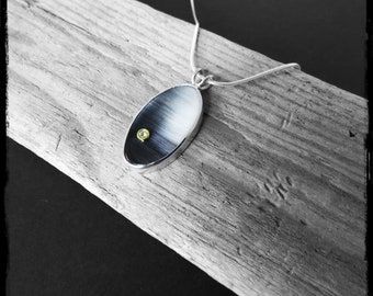 Choker necklace with an oval horn pendant set in solid silver and 18k gold