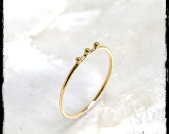 Minimalist 18k gold round ring with three gold balls