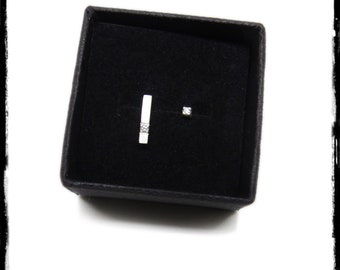 Asymmetrical ear studs in sterling silver and zirconium oxide - bar and nail