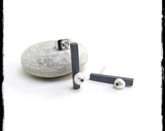 Original earrings in oxidized solid silver (gray / black) and pearly white cultured pearl - design and contemporary