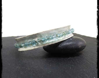 Anticlastic cuff bracelet in hammered solid silver and apatite beads - Wide open bangle