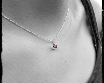 Round pendant closed crimped red garnet and solid silver 925/1000 - fine chain necklace - minimalist, timeless and elegant
