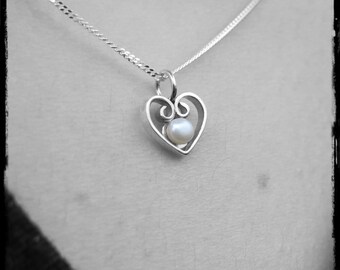 Fine chain necklace adorned with a silver heart-shaped pendant and cultured pearl - Romantic choker -