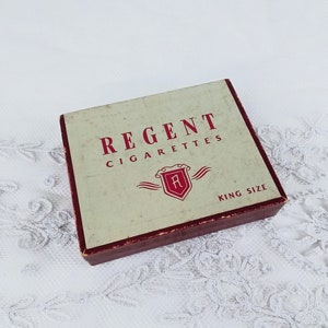 Scatola per sigarette Regent, scatola vuota king size vintage degli anni '40, Riggio Tobacco Corporation, fabbrica n. 94, 1° distretto di New York. Prodotta negli Stati Uniti.