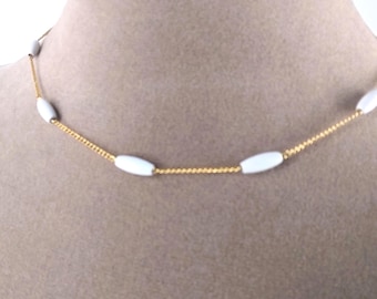 Collana vintage Trifari in oro e perline bianche - Delicata catena anni '60