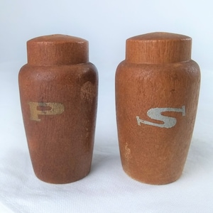 Tiny mid century faux wood salt and pepper shakers, 1960&#39;s vintage, brown plastic