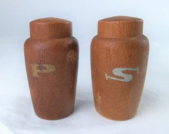 Tiny mid century faux wood salt and pepper shakers, 1960's vintage, brown plastic