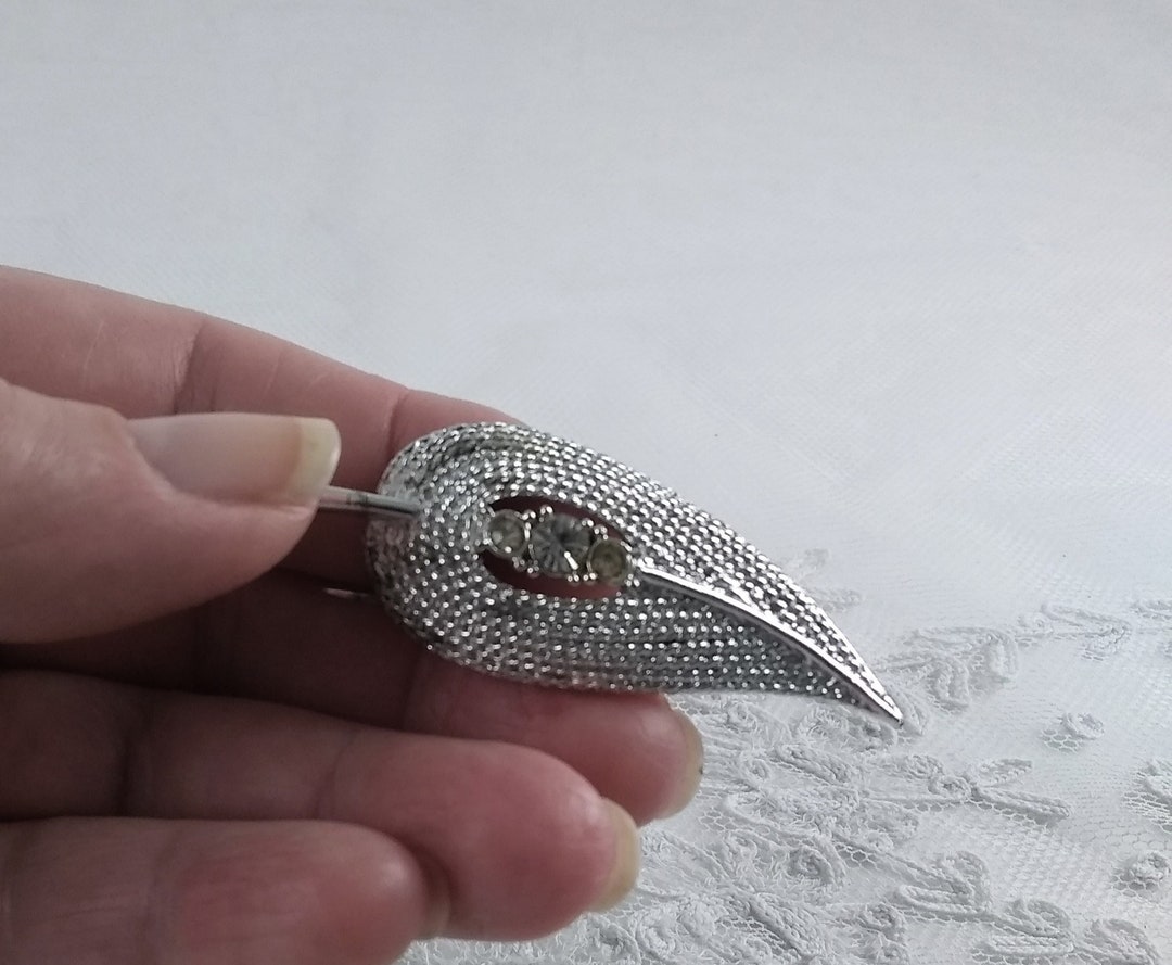 Broche Feuillage Argentée Avec Pierre Et Strass Bleus - Neuf Sans Emballage