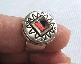 Lisa Jenks Sterling Silver Garnet Ring: Vintage Modernist Etched Design