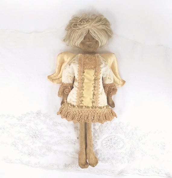 Handgemachte Keramikpuppe in Spitze gekleidet, sammelbare Vintage Puppe aus den 1990er Jahren, Kunstpuppe, rustikale Puppe, Spitzenrest