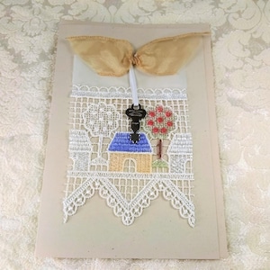 Welkom bij je nieuwe thuiskaart, handgemaakte geüpcycled collage blanco wenskaart met vintage sleutel, kan voor je worden verzonden, geüpcycled van vintage