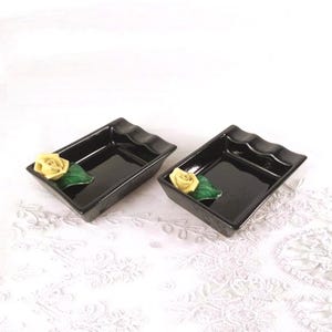 Vintage Schwarze Porzellan Aschenbecher mit Gelben Rosen, Mid Century Modern Kartenspiel Set
