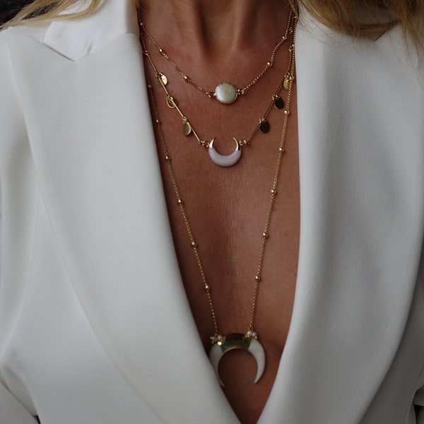 Collier long ou sautoir, doré, avec pendentif en nacre en forme de corne et petites perles d'eau douce, collier SAND