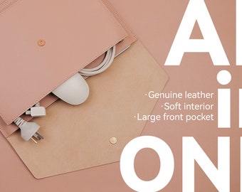 Può includere: Una custodia in pelle rosa chiaro a forma di busta con chiusura a zip. La custodia è aperta e contiene un mouse wireless bianco, un cavo di alimentazione bianco e un adattatore di corrente bianco. Il testo "All in ONE" è scritto in lettere bianche su uno sfondo rosa. Il testo sotto le parole "All in ONE" recita: "Vera pelle, Interno morbido, Grande tasca frontale."