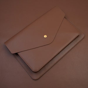 Funda para portátil MacBook de cuero con grabado de nombre, funda para portátil de 13 pulgadas, 14 pulgadas, 15 pulgadas, 16 pulgadas con cargador, regalo de graduación para él-ZS01 imagen 1