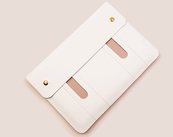 Può includere: Custodia per laptop in pelle bianca con tre tasche interne e dettagli dorati.