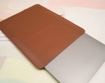 Custodia sottile in pelle per Macbook Air da 13 e 15 pollici M5, nuova custodia per Macbook Neo, borsa per Macbook Pro 14 con incisione del nome