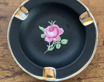 matowa, czarna popielniczka porcelanowa w stylu vintage ze złotymi wykończeniami i ręcznie malowaną różą w kolorze różowym, fantazyjny styl gotycki