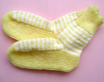 Chaussettes de lit tricotées à la main à rayures citron et blanches