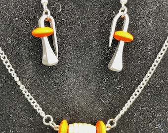 Hoefijzernagel oorbellen en kralenketting set