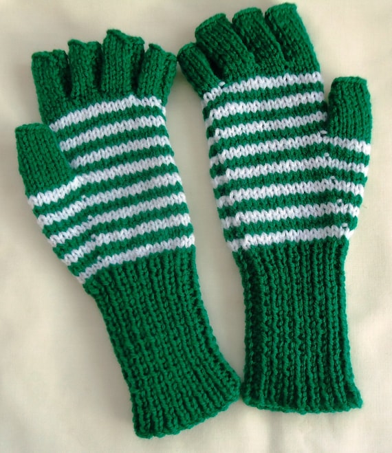 Ladies Half Finger/fingerless Gloves Green With White Striped Colouerd Wool  