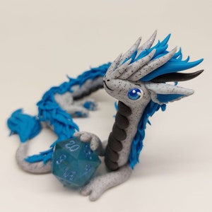 Würfelwächter Drache Polymer Clay Figur