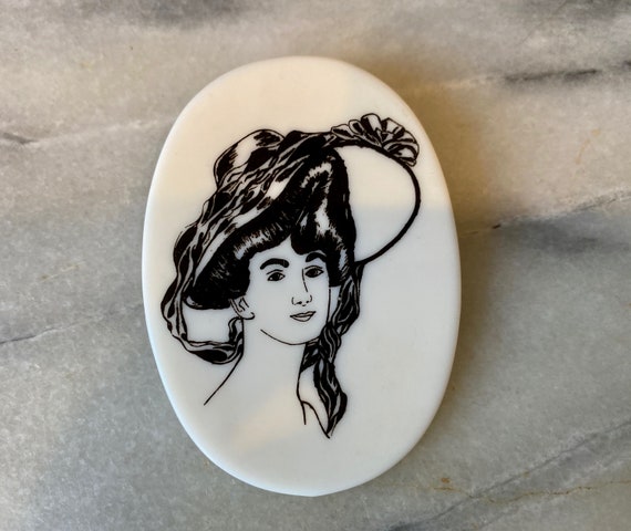 French Serigraphy 'Belle Epoque' Broche C 1970's